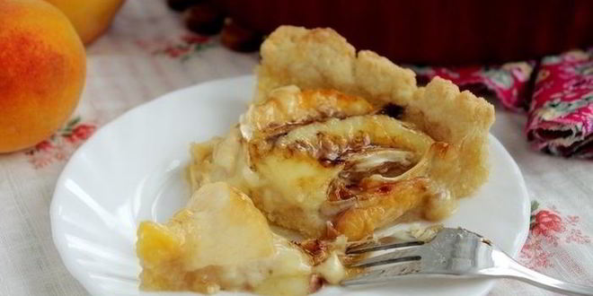 Рецепт тарта с персиками и сыром бри