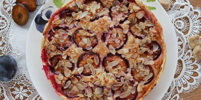Рецепт тарта со сливами, рикоттой и миндалем