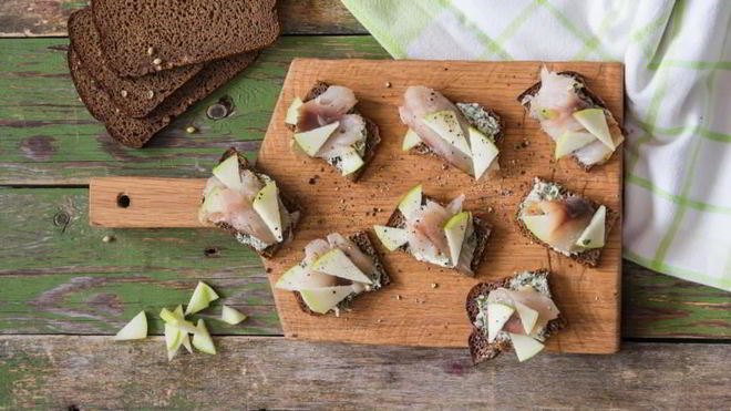 Рецепт Тартинок со скумбрией и яблоком