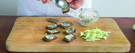 Шаг 3: тартинок со скумбрией и яблоком