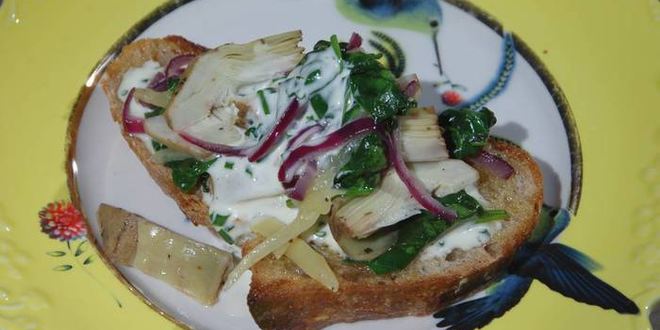 Рецепт артишоков со шпинатом на тостах