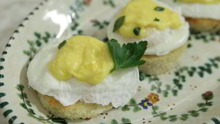 Рецепт Хрустящих тостов с яйцом пашот под лимонным соусом