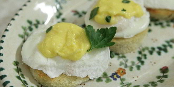 Рецепт хрустящих тостов с яйцом пашот под лимонным соусом