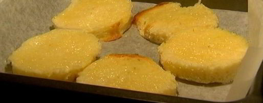 Шаг 4: хрустящих тостов с яйцом пашот под лимонным соусом