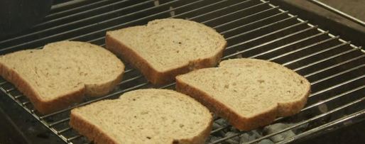 Шаг 1: копче ные караси с томатными тостами