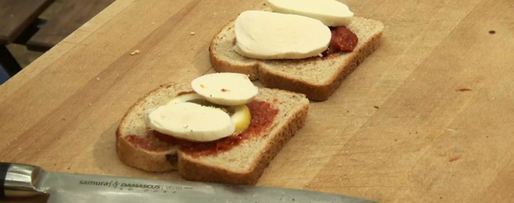 Шаг 2: копче ные караси с томатными тостами