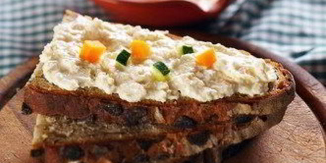 Рецепт ржаных тостов с паштетом из камамбера и тмина