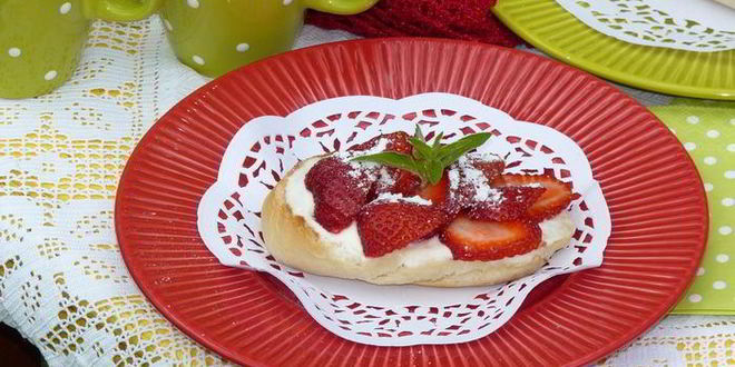 Рецепт сладких тостов с клубникой