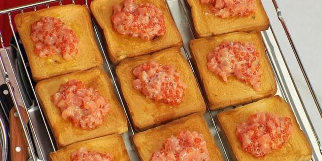 Рецепт тоста с семгой и красной икрой