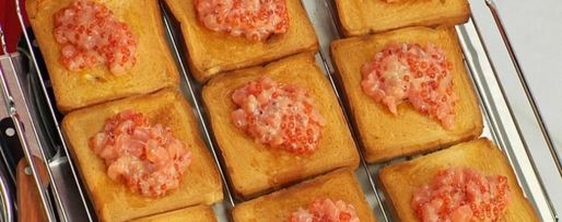 Шаг 2: тоста с семгой и красной икрой