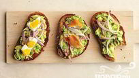 Рецепт Тостов с авокадо, луком и каперсами