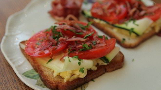 Рецепт Тостов с беконом, помидорами, цукини и сыром