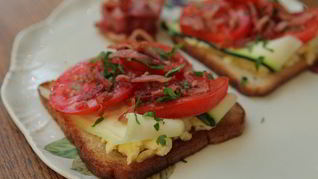 Рецепт Тостов с беконом, помидорами, цукини и сыром