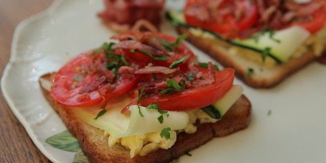 Рецепт тостов с беконом, помидорами, цукини и сыром