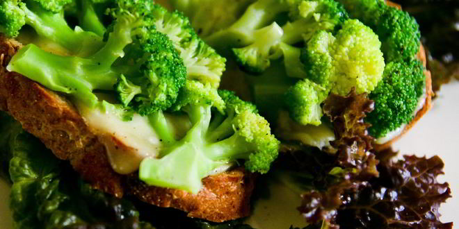 Рецепт тостов с брокколи и сыром чеддер