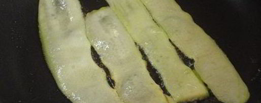 Шаг 1: тостов с кабачком и томатами