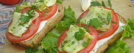 Шаг 3: тостов с кабачком и томатами