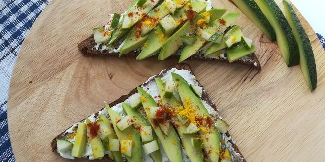 Рецепт тостов с каймаком и авокадо