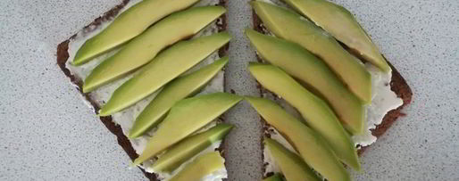 Шаг 2: тостов с каймаком и авокадо