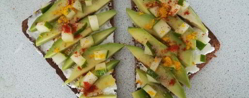 Шаг 3: тостов с каймаком и авокадо