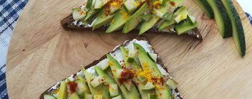 Шаг 4: тостов с каймаком и авокадо