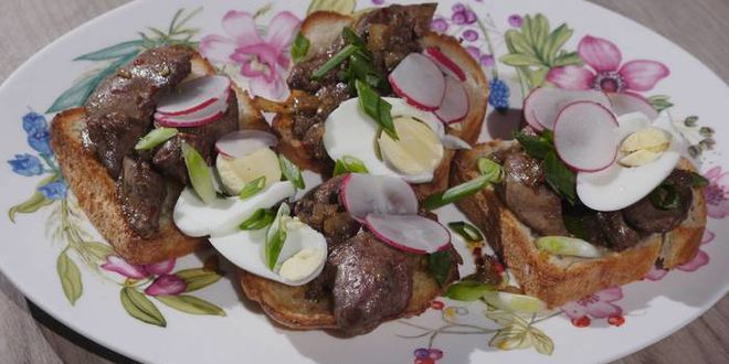Рецепт тостов с куриной печенью, редиской и яйцом