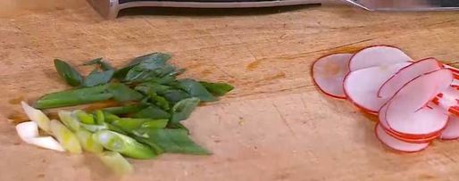 Шаг 7: тостов с куриной печенью, редиской и яйцом