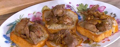 Шаг 8: тостов с куриной печенью, редиской и яйцом