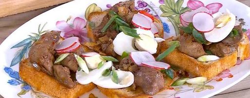 Шаг 9: тостов с куриной печенью, редиской и яйцом