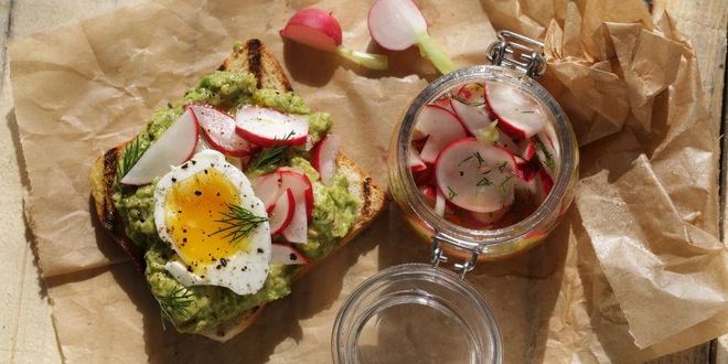 Рецепт тостов с маринованным редисом, авокадо и яйцами в мешочек