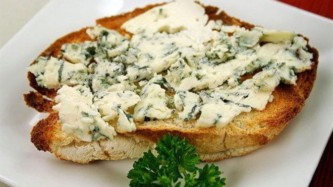 Рецепт Тостов с пармезаном, голубым сыром и зеленым луком