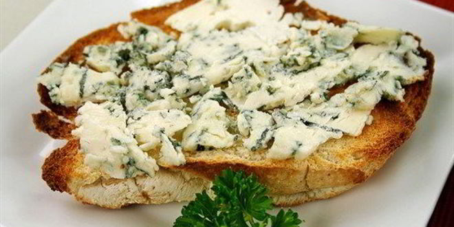 Рецепт тостов с пармезаном, голубым сыром и зеленым луком