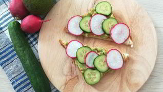 Рецепт Тостов с пастой из авокадо, огурцом и редисом