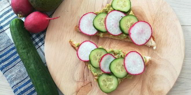 Рецепт тостов с пастой из авокадо, огурцом и редисом