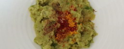 Шаг 1: тостов с пастой из авокадо, огурцом и редисом