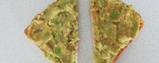 Шаг 2: тостов с пастой из авокадо, огурцом и редисом