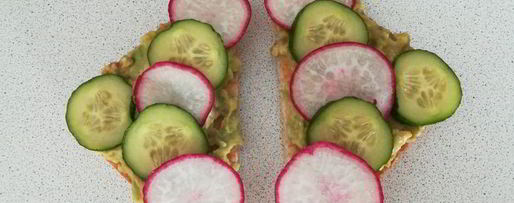 Шаг 3: тостов с пастой из авокадо, огурцом и редисом