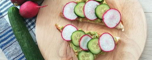 Шаг 4: тостов с пастой из авокадо, огурцом и редисом