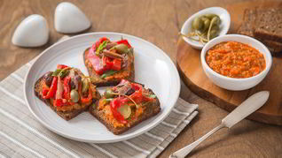 Рецепт Тостов с печеными перцами и анчоусами