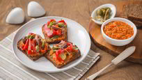 Рецепт Тостов с печеными перцами и анчоусами
