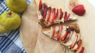 Рецепт Тостов с рикоттой, грушей и клубникой