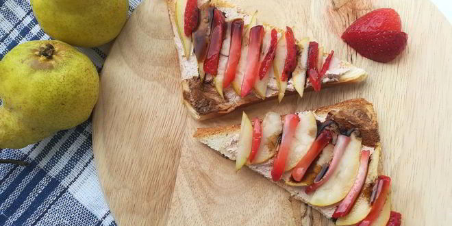 Рецепт тостов с рикоттой, грушей и клубникой