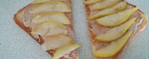 Шаг 2: тостов с рикоттой, грушей и клубникой