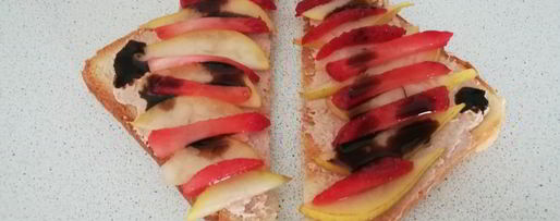 Шаг 3: тостов с рикоттой, грушей и клубникой