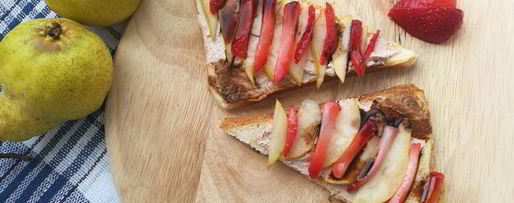 Шаг 4: тостов с рикоттой, грушей и клубникой