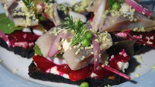 Рецепт Тостов с сельдью, свеклой и зеленым горошком