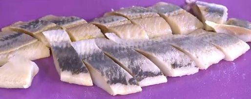 Шаг 1: тостов с сельдью, свеклой и зеленым горошком