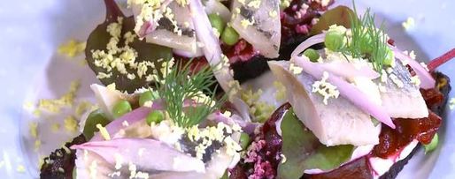 Шаг 10: тостов с сельдью, свеклой и зеленым горошком