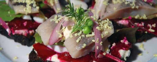 Шаг 11: тостов с сельдью, свеклой и зеленым горошком