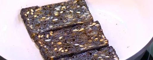 Шаг 4: тостов с сельдью, свеклой и зеленым горошком